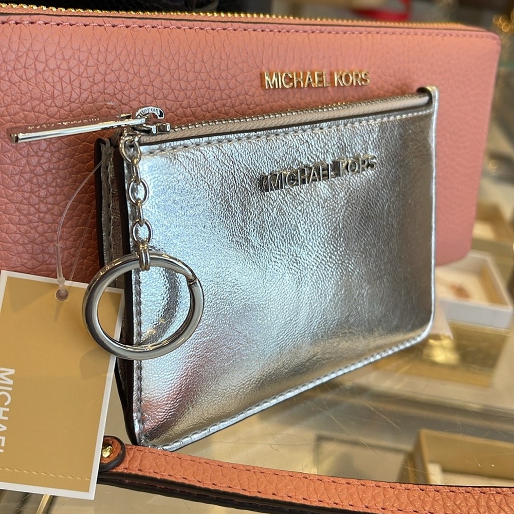 MICHAEL KORS
Jet Set Travel Small Top Zip Coin Pouch With ID
Silver 
NWT - Picture 6 of 16